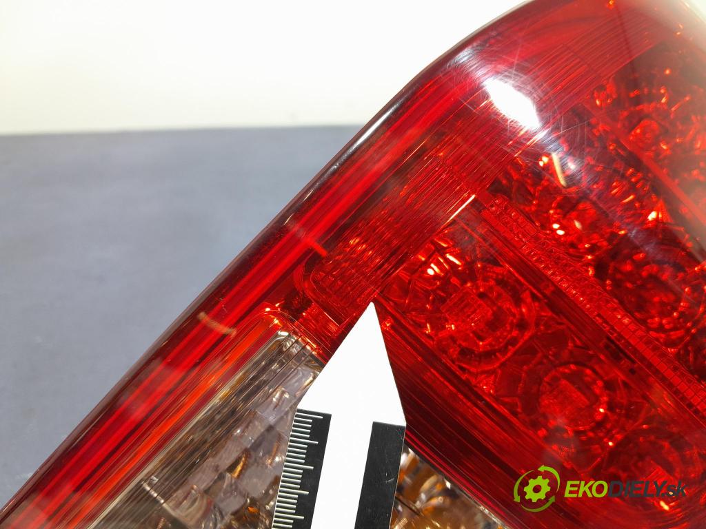 Toyota Rav4 2007 svetlo / reflektor zad Prava: Vonkajsia: