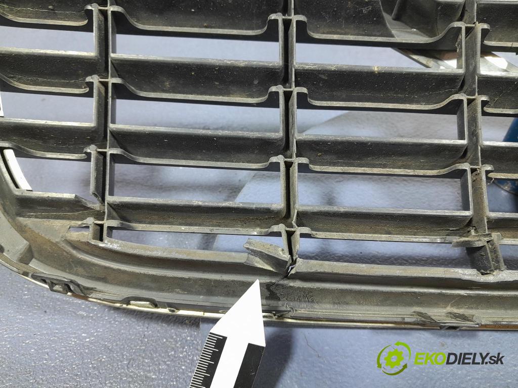 Volvo V50 2008 miežka / Gril: 30744915