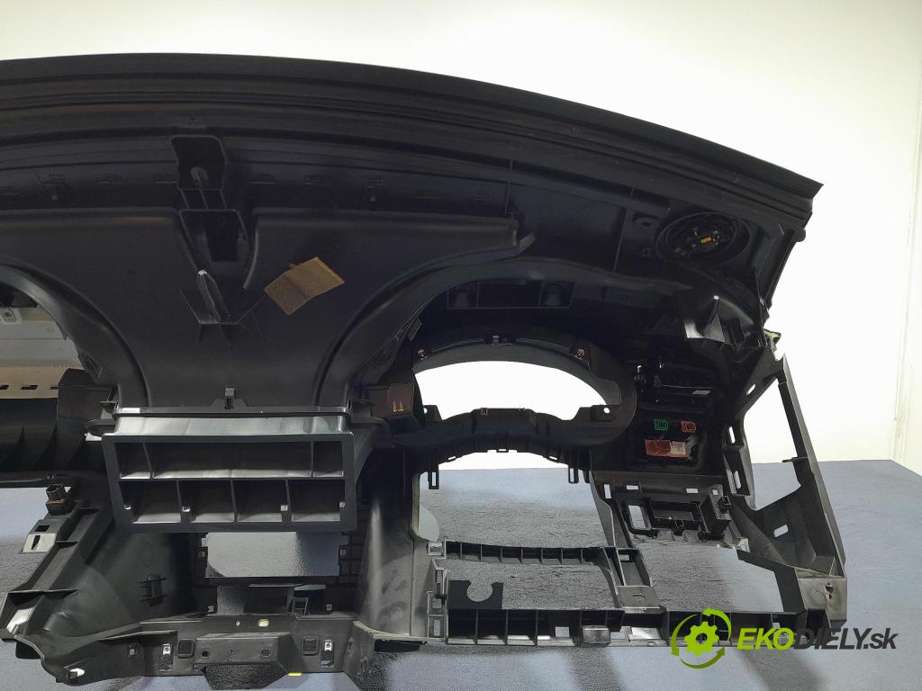Citroen C4 2012 kokpit,pristrojová doska