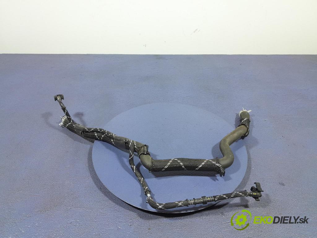 Renault Captur 2023 rúrka Chladič: 217411545R