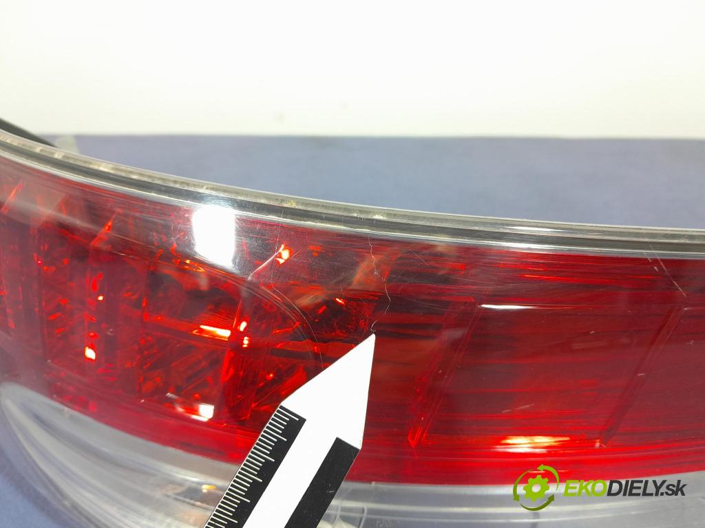 Toyota Avensis 2011 svetlo / reflektor zad Prava: Vonkajsia: