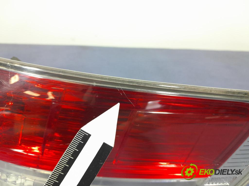 Toyota Avensis 2011 svetlo / reflektor zad Prava: Vonkajsia: