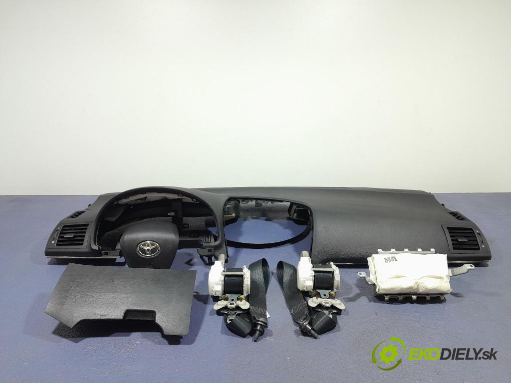 Toyota Avensis 2011 kokpit,pristrojová doska