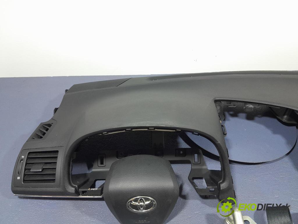 Toyota Avensis 2011 kokpit,pristrojová doska