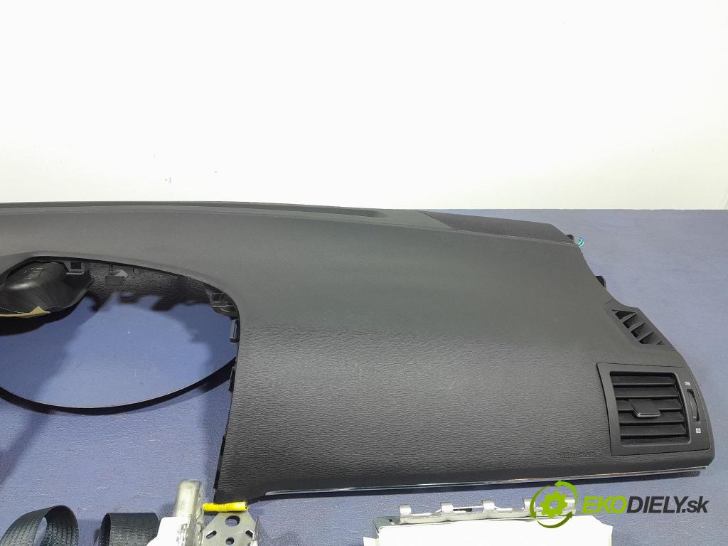 Toyota Avensis 2011 kokpit,pristrojová doska