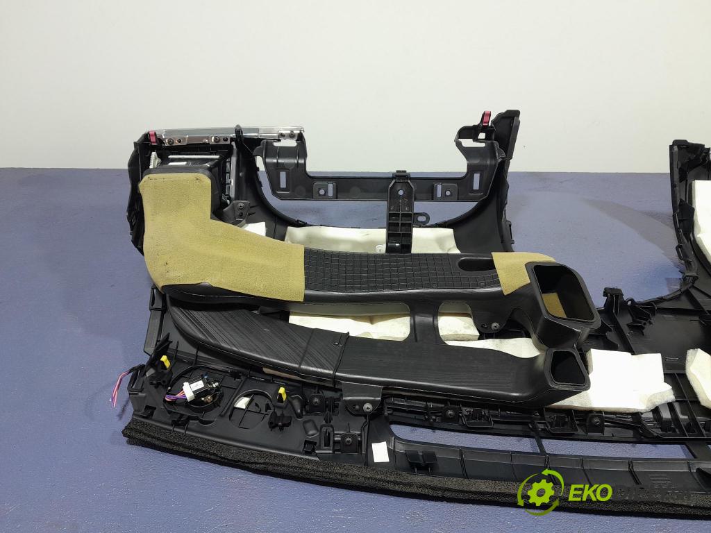 Toyota Avensis 2011 kokpit,pristrojová doska