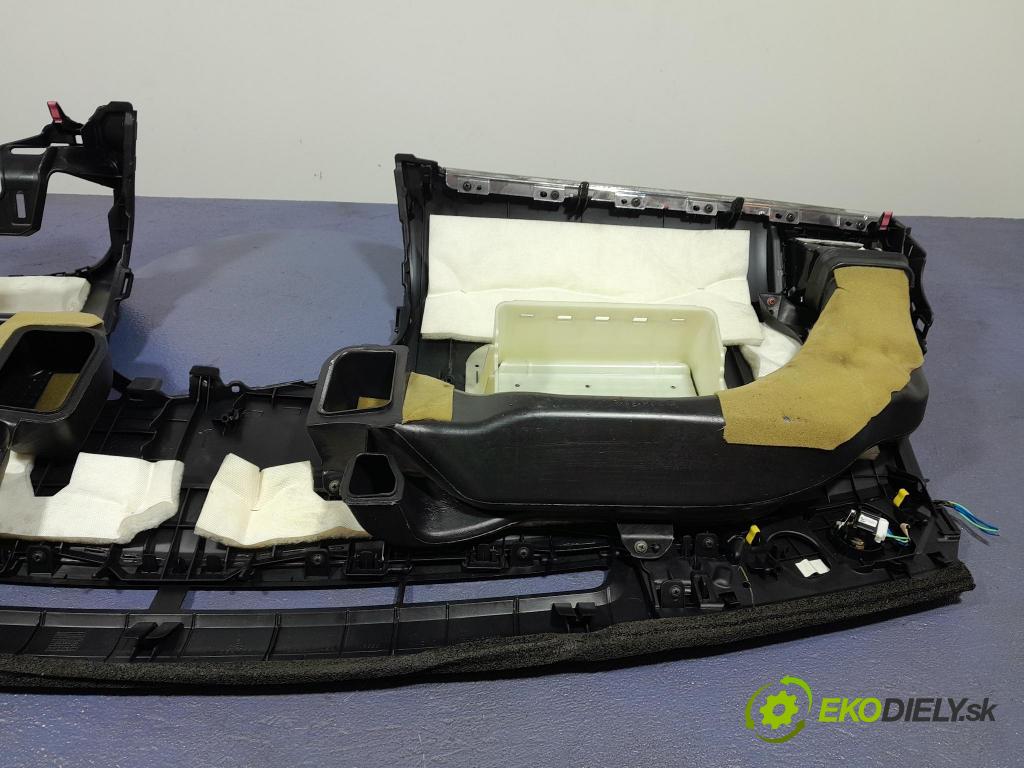 Toyota Avensis 2011 kokpit,pristrojová doska