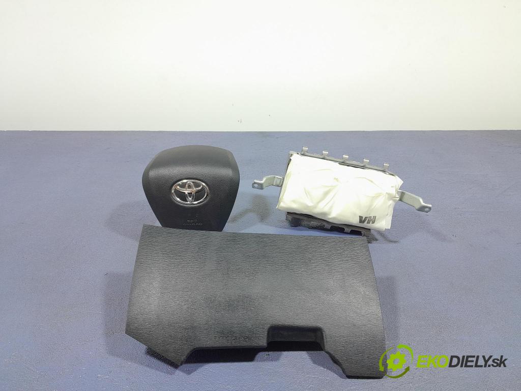 Toyota Avensis 2011 kokpit,pristrojová doska