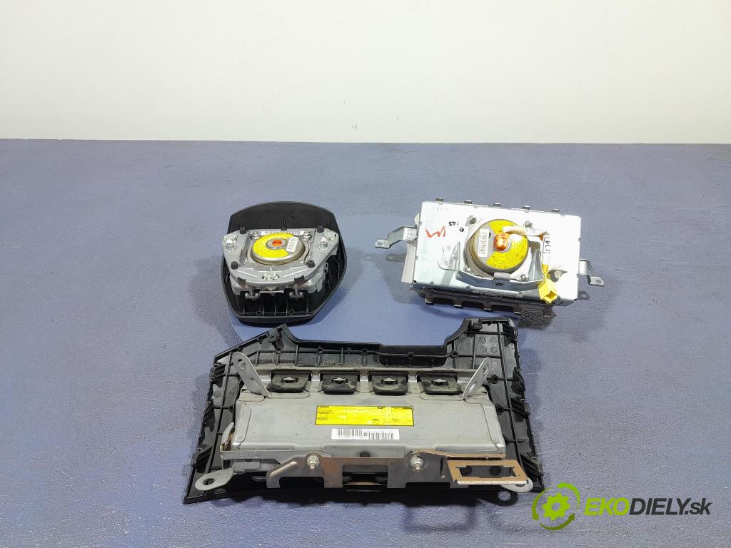 Toyota Avensis 2011 kokpit,pristrojová doska