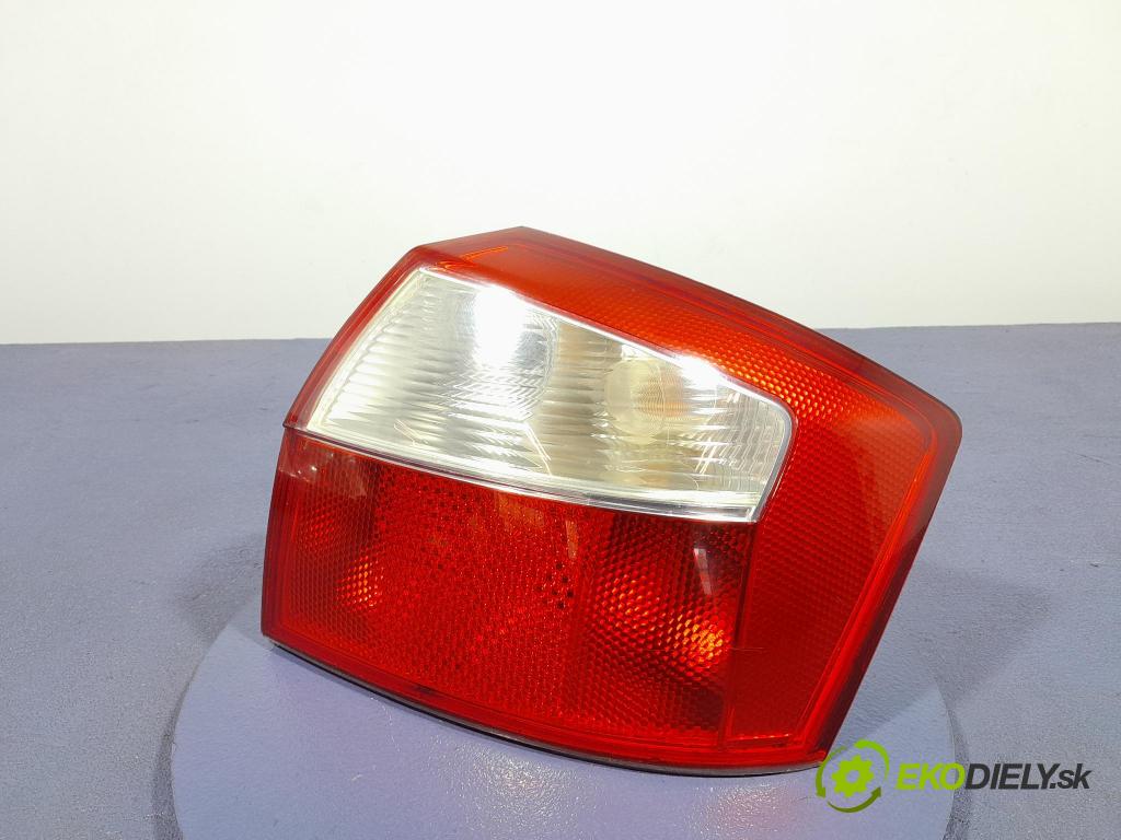 Audi A4 2001 svetlo / reflektor zad Prava: Vonkajsia: 8E0945096