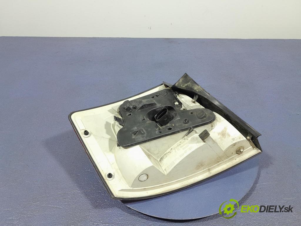 Audi A4 2001 svetlo / reflektor zad Prava: Vonkajsia: 8E0945096
