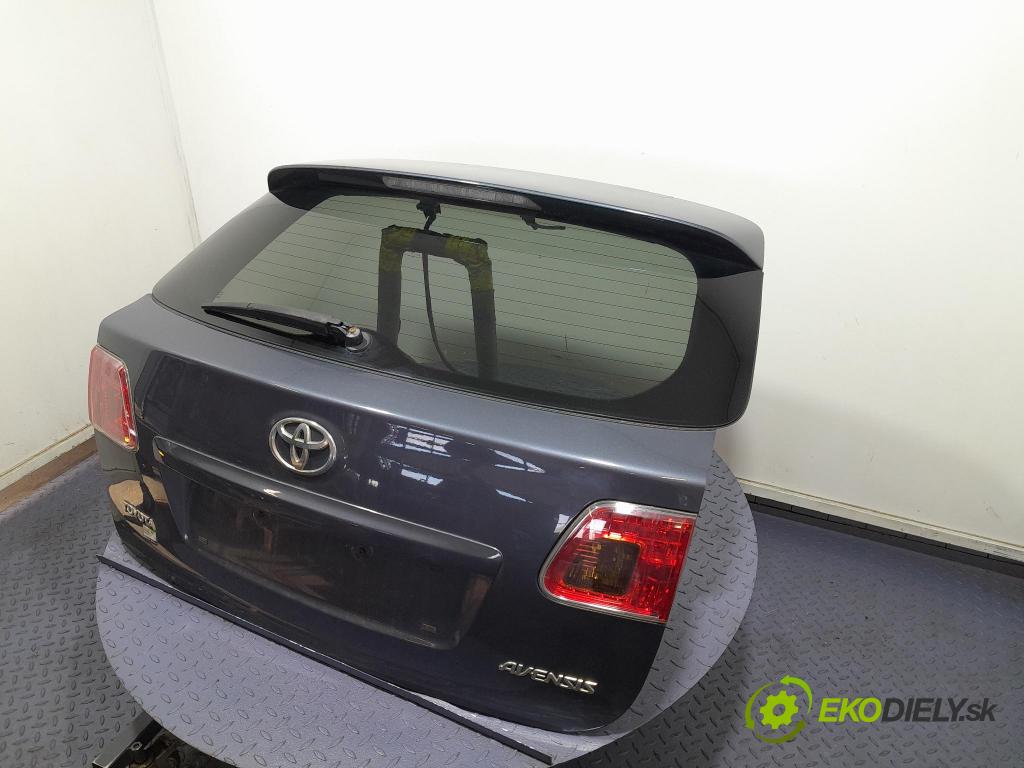Toyota Avensis 2011 zadna dveře kufra: kufra: