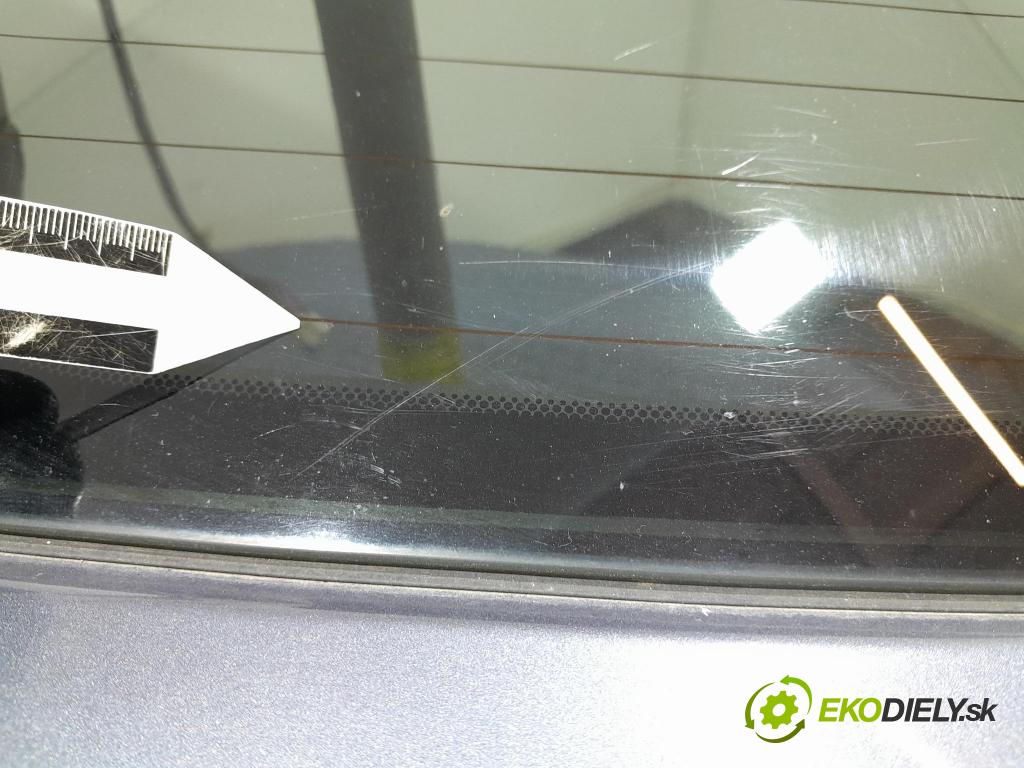 Toyota Avensis 2011 zadna dveře kufra: kufra: