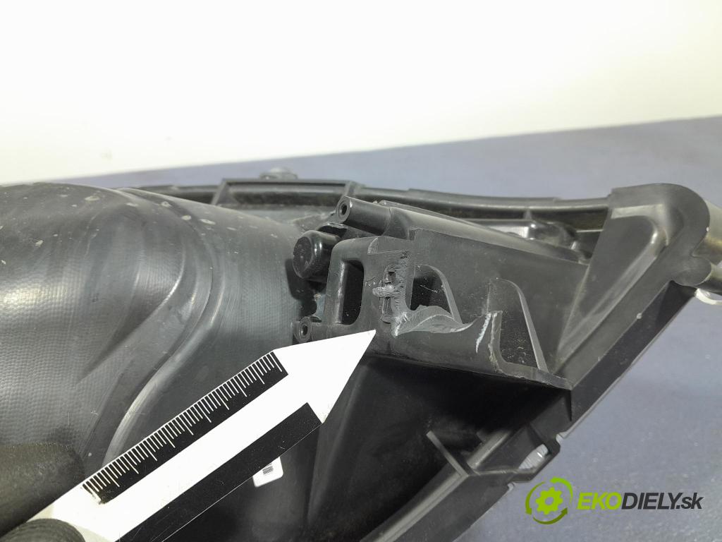 Suzuki Swift 2012 Reflektor: v pravo: