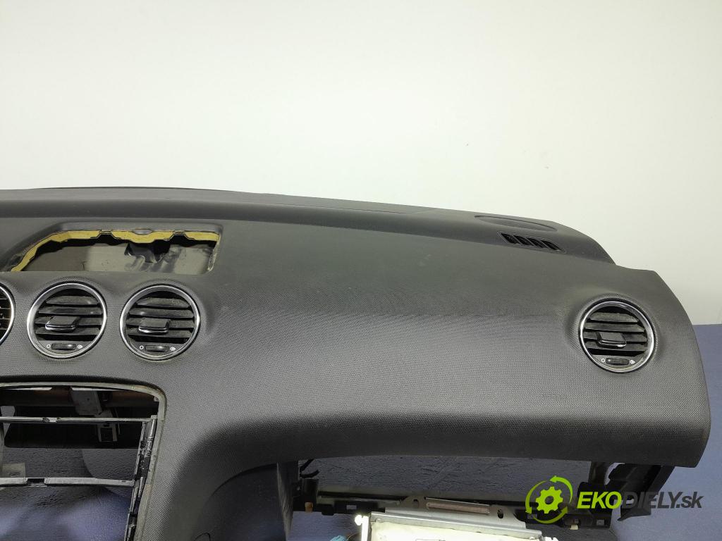 Peugeot 308 2012 kokpit,pristrojová doska