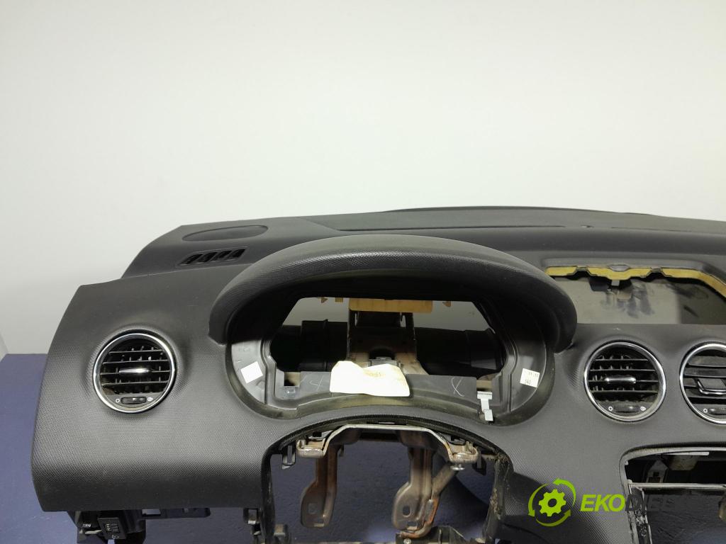 Peugeot 308 2012 kokpit,pristrojová doska