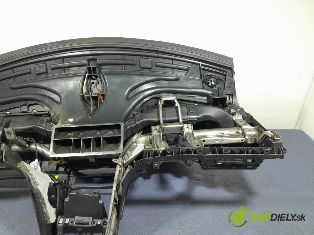 Peugeot 308 2012 kokpit,pristrojová doska