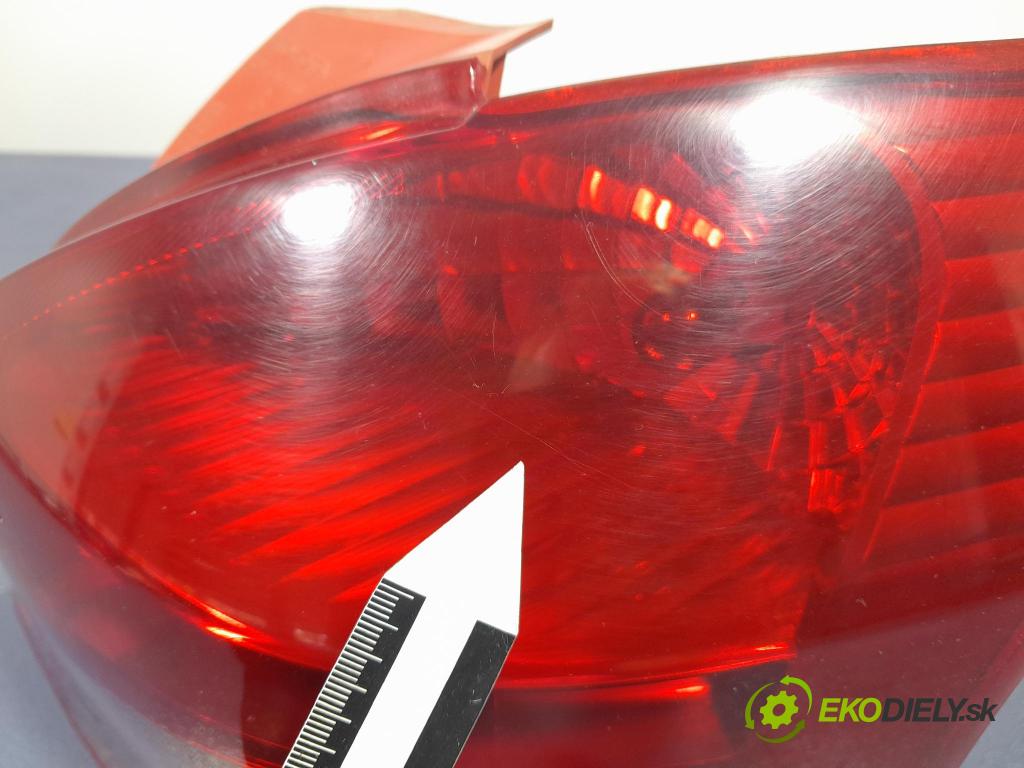 Toyota Yaris 2006 svetlo / reflektor zad Prava: Vonkajsia: