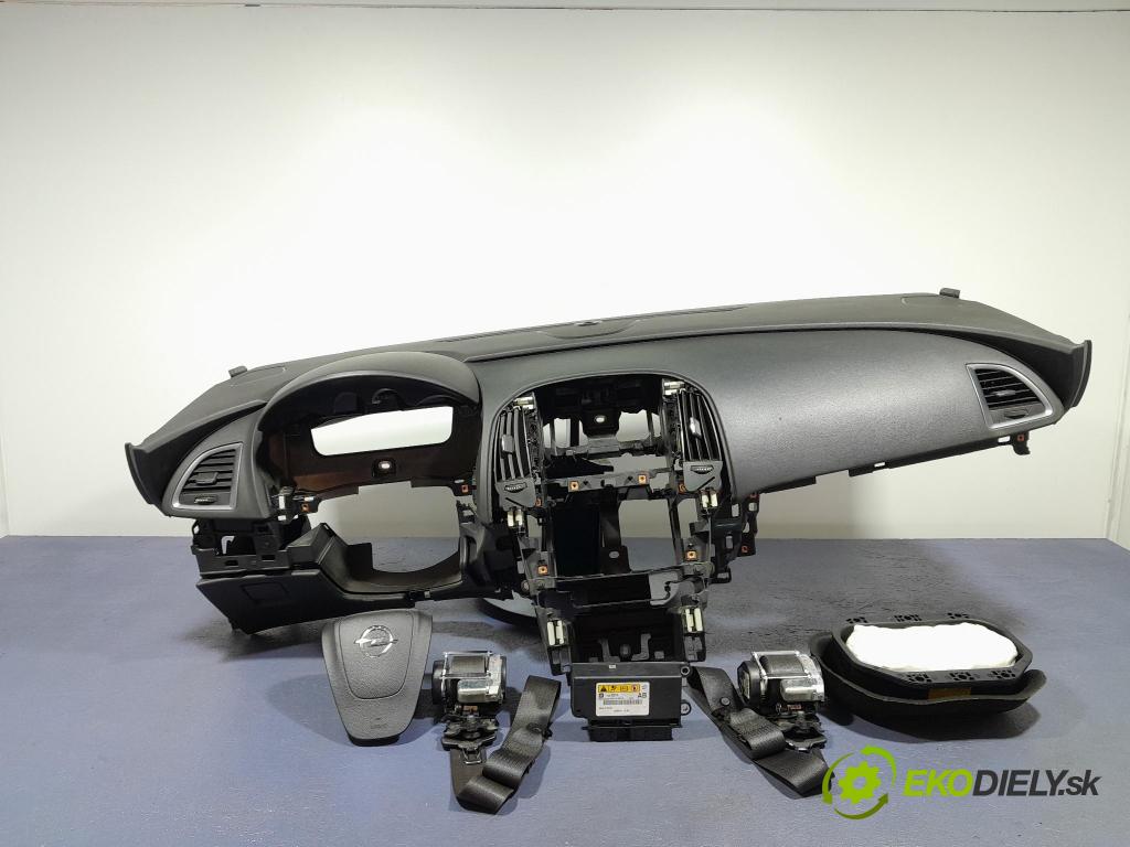 Opel Astra 2013 kokpit,pristrojová doska 13301067