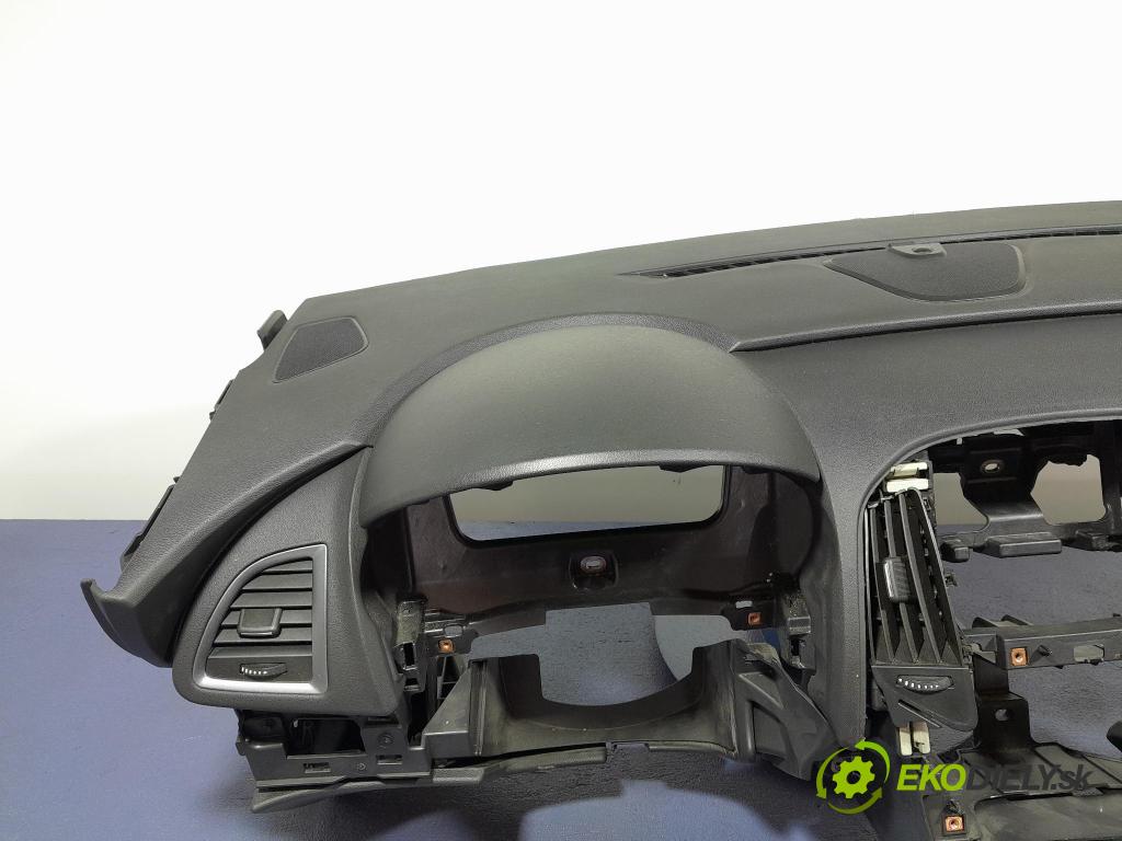 Opel Astra 2013 kokpit,pristrojová doska 13301067