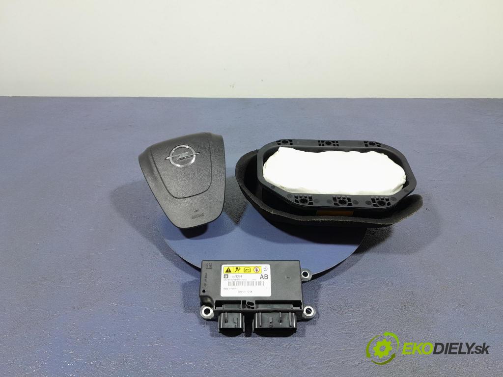 Opel Astra 2013 kokpit,pristrojová doska 13301067