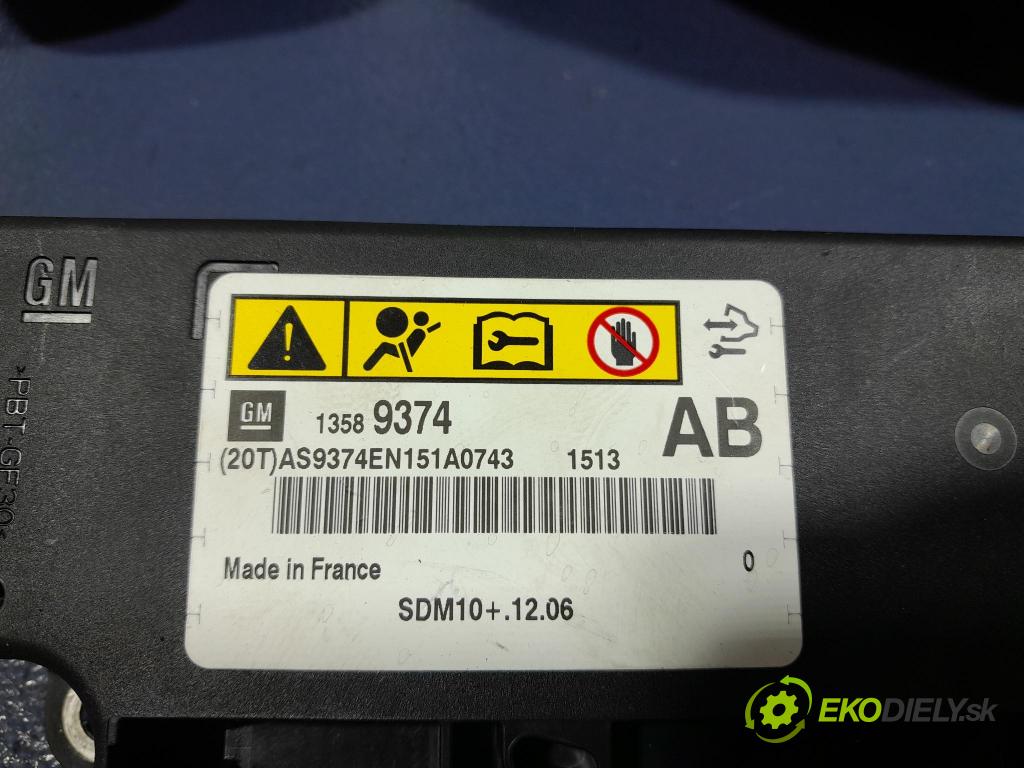Opel Astra 2013 kokpit,pristrojová doska 13301067