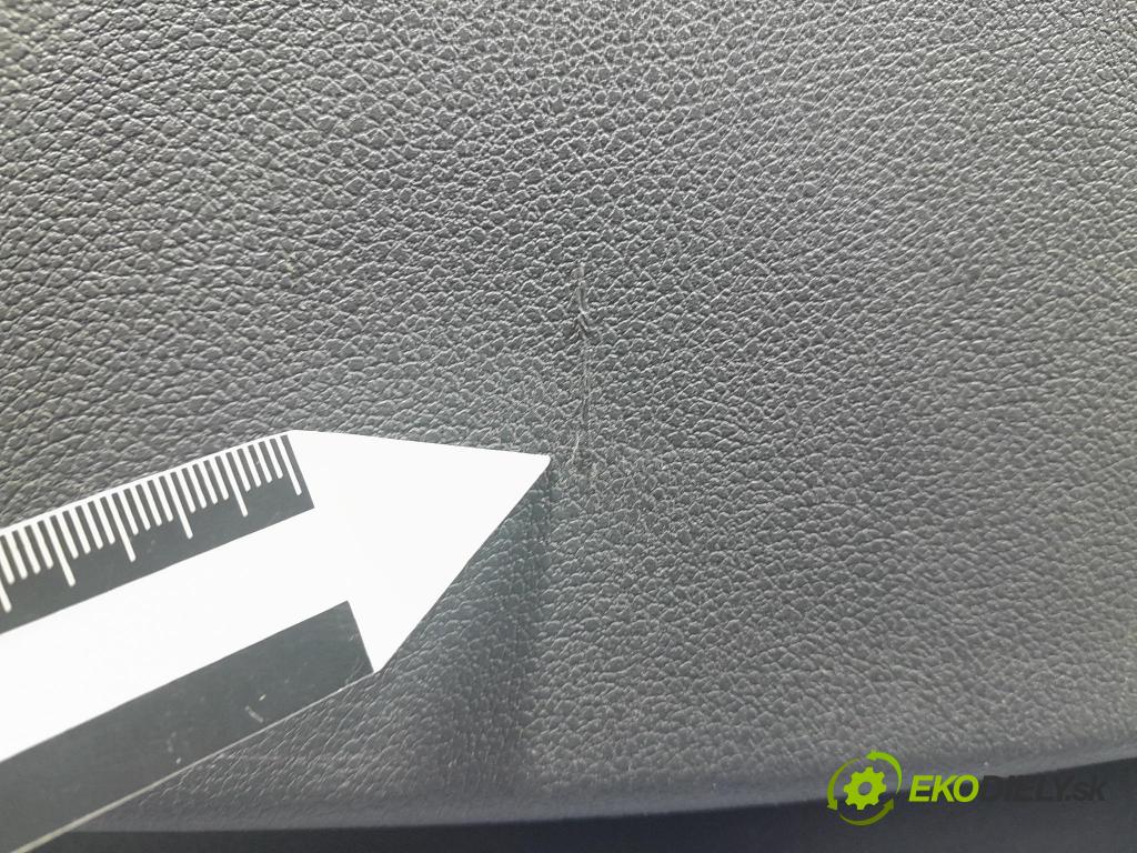 Peugeot 5008 2010 Čalounictví: dvere Predné Prava: