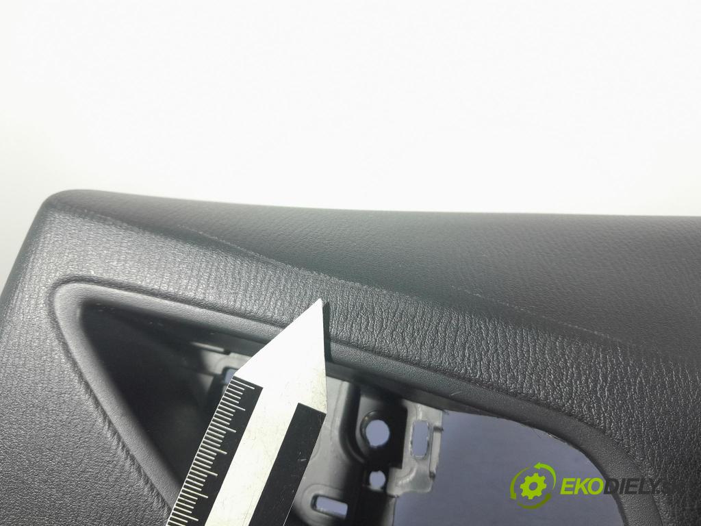 Mazda 3 2017 Tapacír: dveře Zad: Práva: