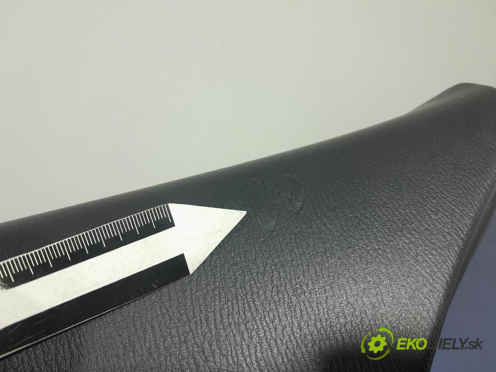 Mazda 3 2017 Tapacír: dveře Zad: Práva:
