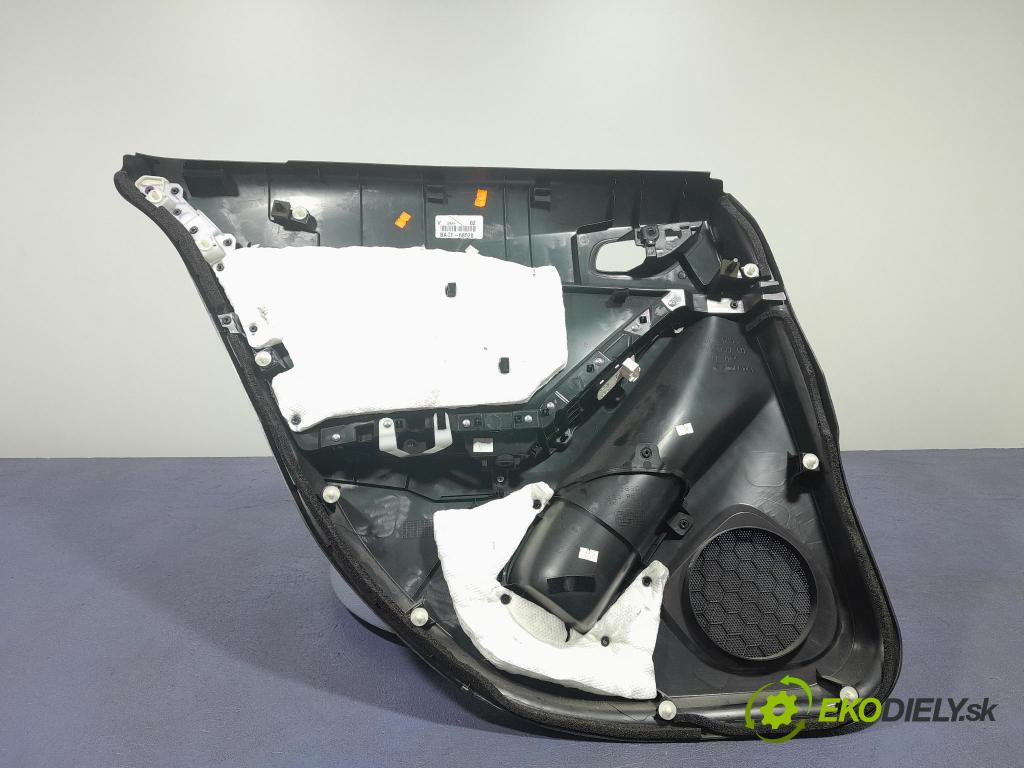 Mazda 3 2017 Tapacír: dveře Zad: Práva: