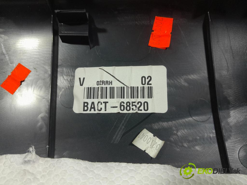 Mazda 3 2017 Tapacír: dveře Zad: Práva: