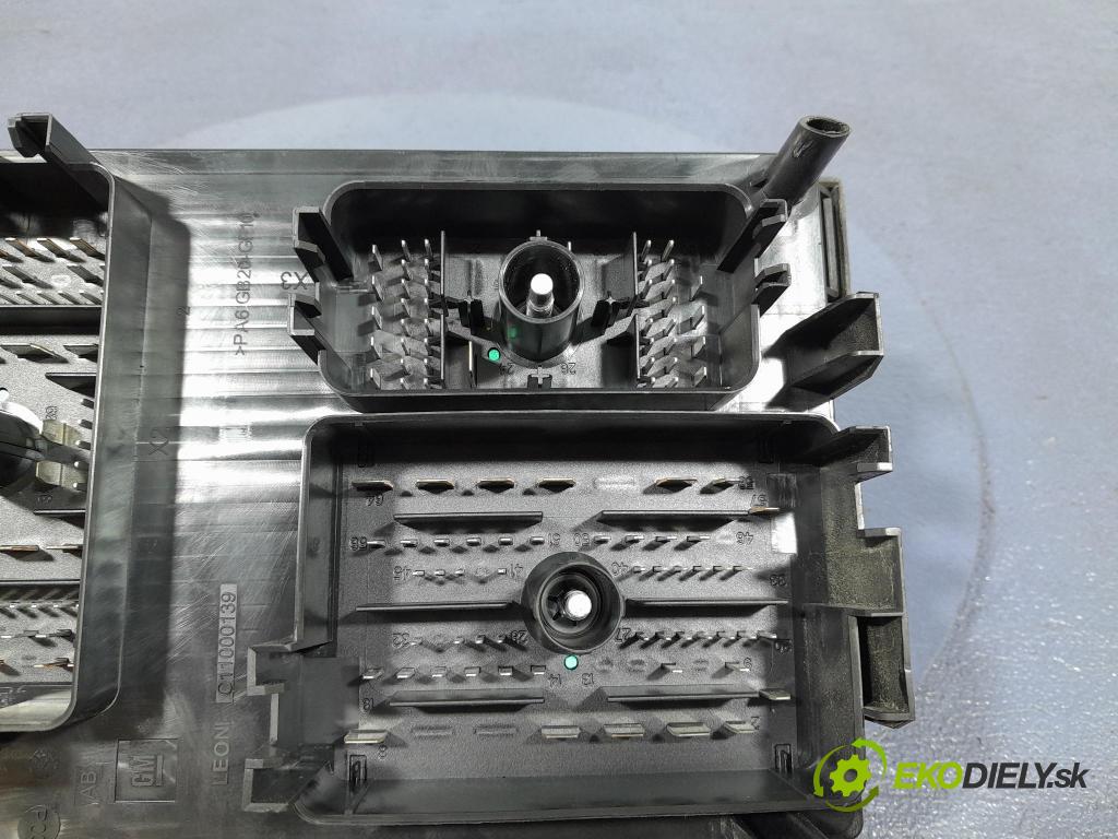 Opel Astra 2011 skříňka Pojistky 13318785