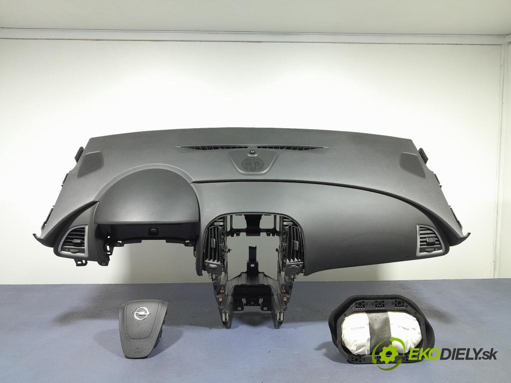 Opel Astra 2011 kokpit,pristrojová doska