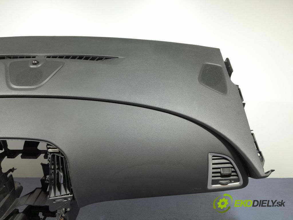 Opel Astra 2011 kokpit,pristrojová doska