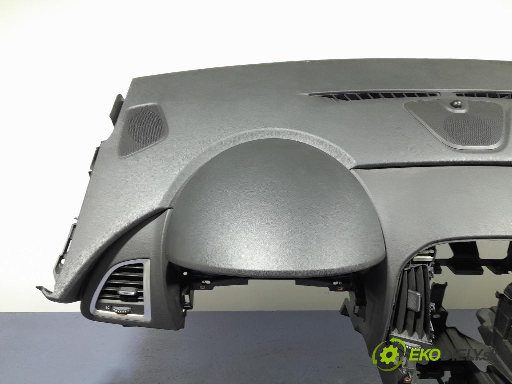 Opel Astra 2011 kokpit,pristrojová doska