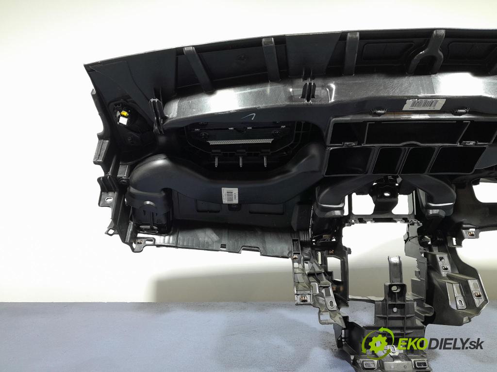 Opel Astra 2011 kokpit,pristrojová doska
