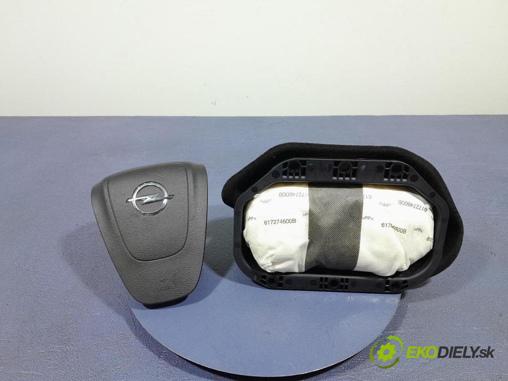 Opel Astra 2011 kokpit,pristrojová doska