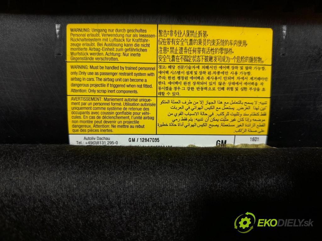 Opel Astra 2011 kokpit,pristrojová doska 