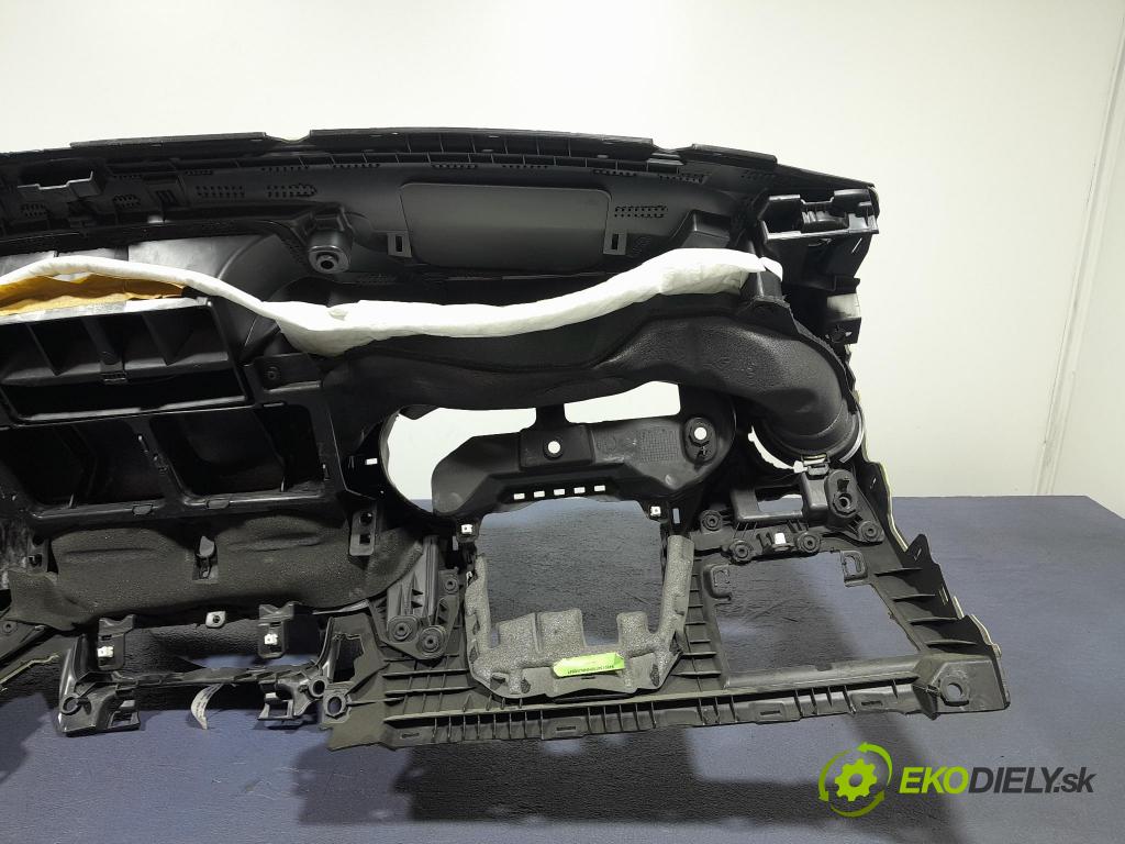 Alfa romeo Stelvio 2017 kokpit,pristrojová doska