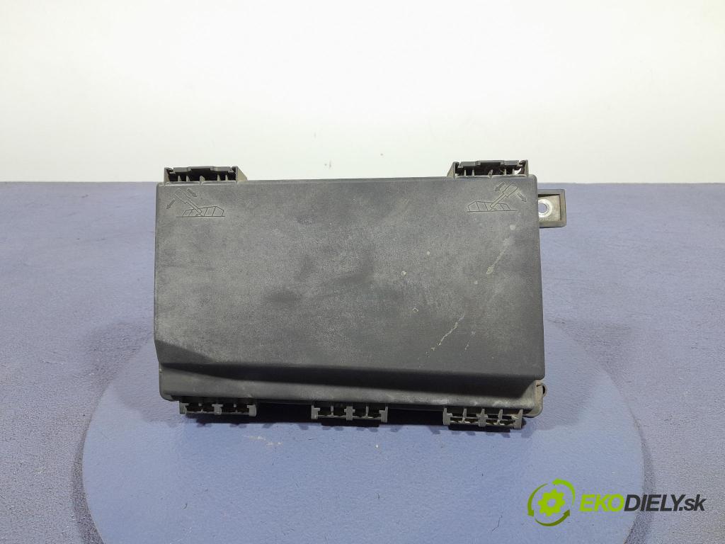 Opel Astra 2008 skříňka Pojistky 13268301