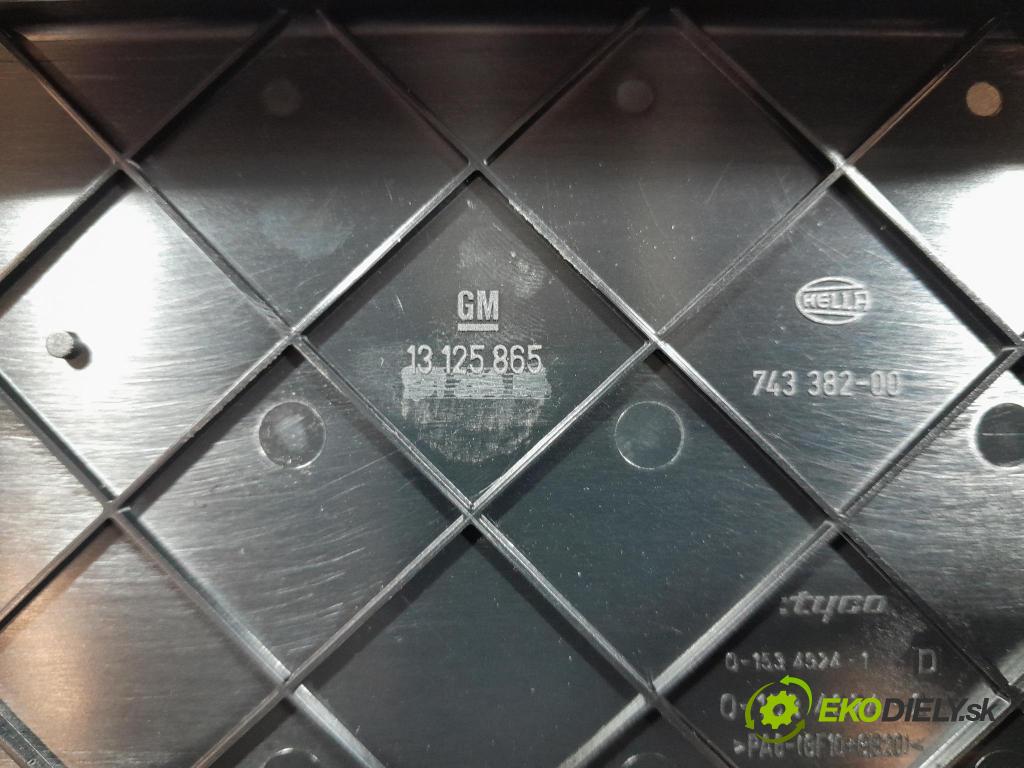 Opel Astra 2008 skříňka Pojistky 13268301