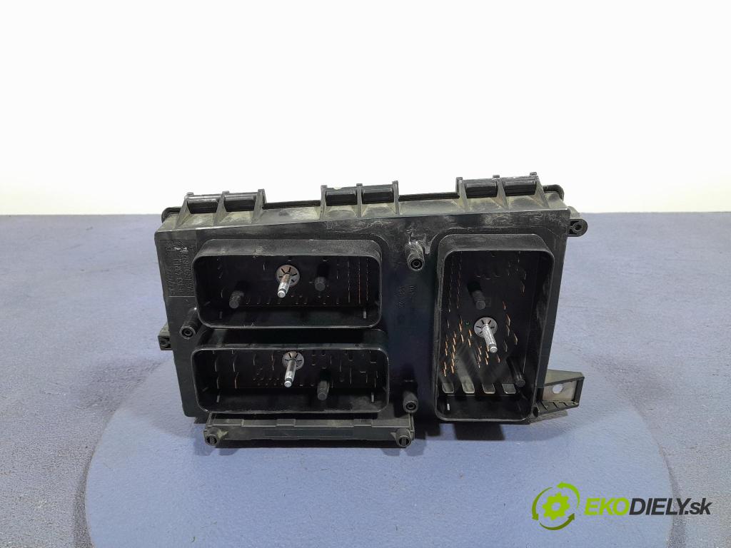 Opel Astra 2008 skříňka Pojistky 13268301