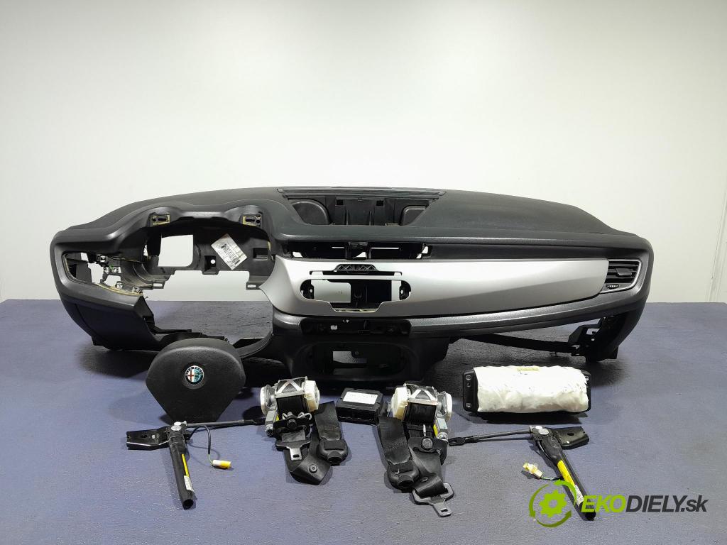 Alfa romeo Giulietta 2011 kokpit,přistrojova deska