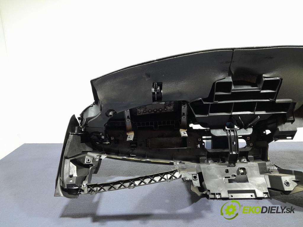 Alfa romeo Giulietta 2011 kokpit,přistrojova deska
