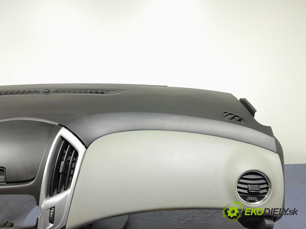 Chevrolet Cruze 2013 kokpit,přistrojova deska