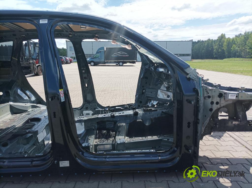 Audi Q7 0 práh v pravo:
