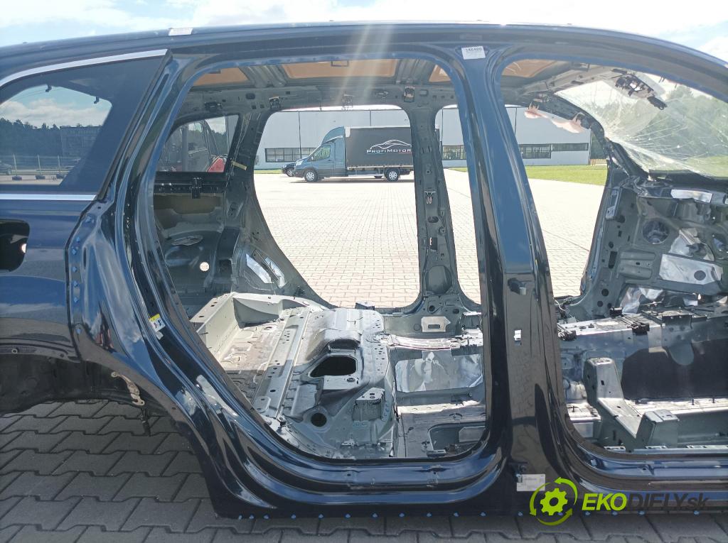 Audi Q7 0 práh v pravo: