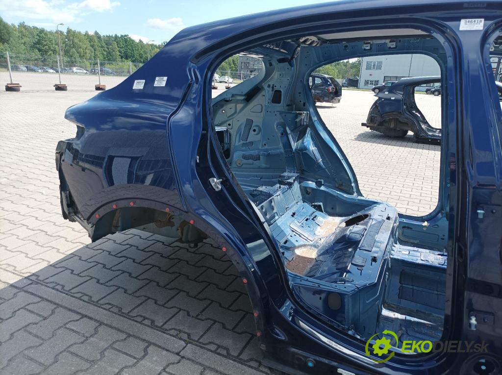 Alfa romeo Stelvio 2017 blatnik Zad: v pravo: