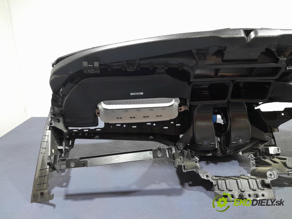 Ford Focus 2023 kokpit,pristrojová doska