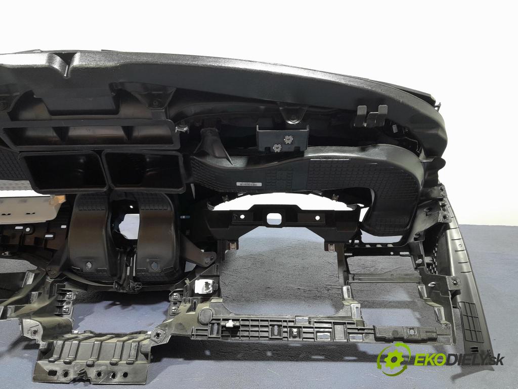 Ford Focus 2023 kokpit,pristrojová doska